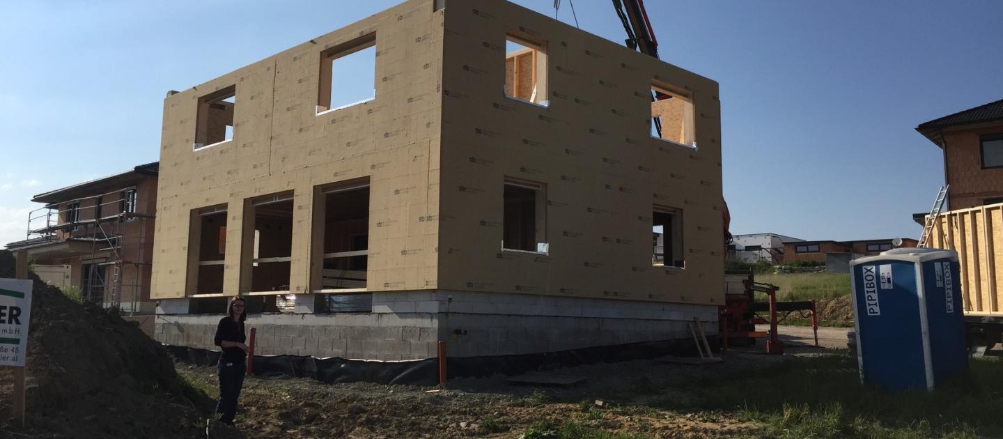 Beton-, Holz-, und Ziegelhaus im Vergleich
